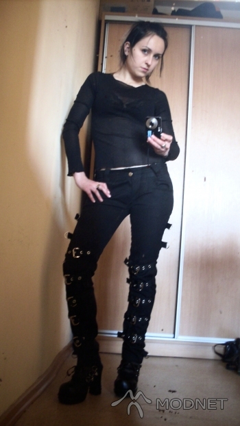 Spodnie Rebel madness, http://www.allegro.pl; Bluzka Promod, Portobello Poznań; Buty Demonia, http://www.allegro.pl