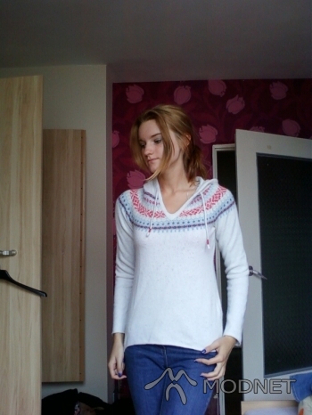 Sweter H&M, http://www.allegro.pl; Jeansy Atmosphere, http://www.allegro.pl