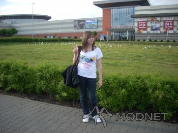 Jeansy CroppTown, Cropp Town Katowice; Buty NO NAME, http://www.allegro.pl; T-shirt CroppTown, Cropp Town Katowice