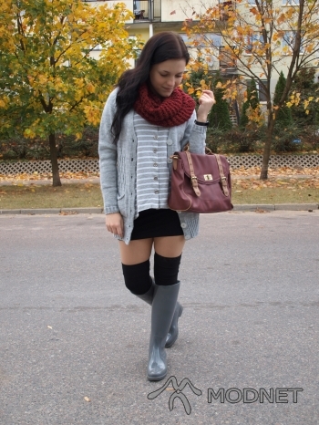 Sweter Japan Style, http://www.jestesmodna.pl/; Podkolanówki Atmosphere, http://www.allegro.pl
