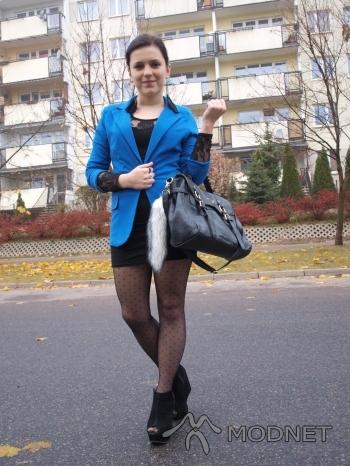 Rajstopy e-marilyn, http://www.emarilyn.pl/; Sukienka Japan Style, http://www.allegro.pl; Torebka Atmosphere, http://www.allegro.pl