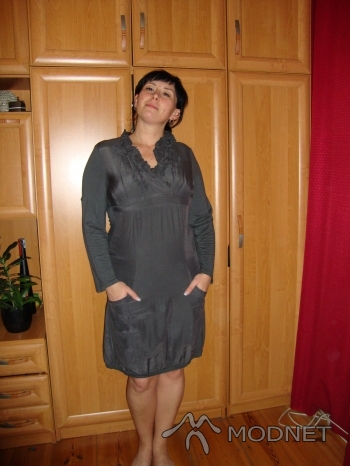 Sukienka Trendy, http://www.allegro.pl; Rajstopy NO NAME, http://www.allegro.pl