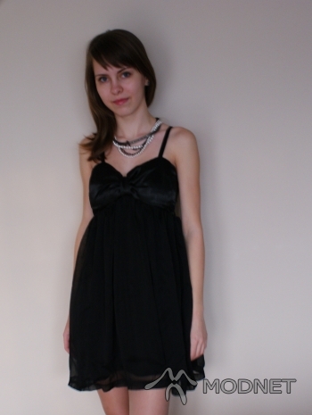 Naszyjnik, http://www.answear.com; Sukienka Ichi, http://www.answear.com