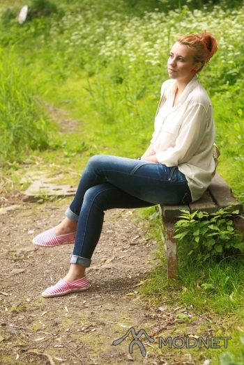 Mokasyny Sarenza, http://www.sarenza.pl/; Spodnie Style of Jeans, http://www.sklep.styleofjeans.pl; Bluza NO NAME, Second hand Bytom
