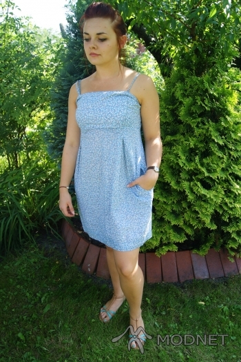 Sukienka Reserved, C.H. Forum Gliwice; Sandały Camaieu, C.H. Forum Gliwice