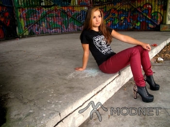 Spodnie Vero Moda, Fashion House Outlet Center Sosnowiec; T-shirt NO NAME, http://www.allegro.pl; Botki NO NAME, http://www.allegro.pl