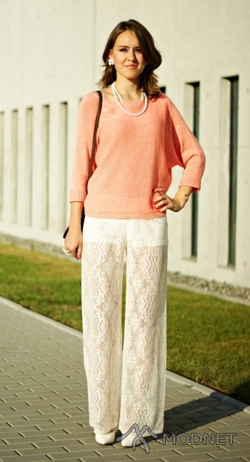 Sweter, http://www.facebook.com/fashioniquee; Naszyjnik NO NAME, Second Hand Lublin